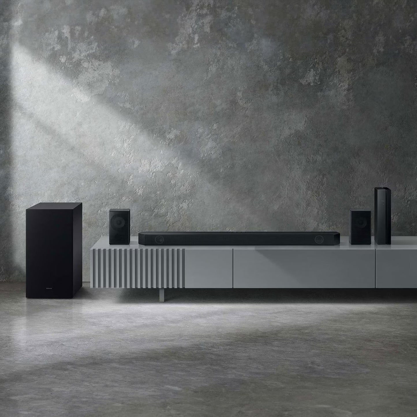 SAMSUNG Q-series 5.1 Channel Sound Bar with Wireless Subwoofer, Q-Symphony & Dolby ATMOS Audio